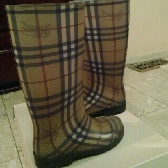 Burberry rain boots - Picture 3 of 3